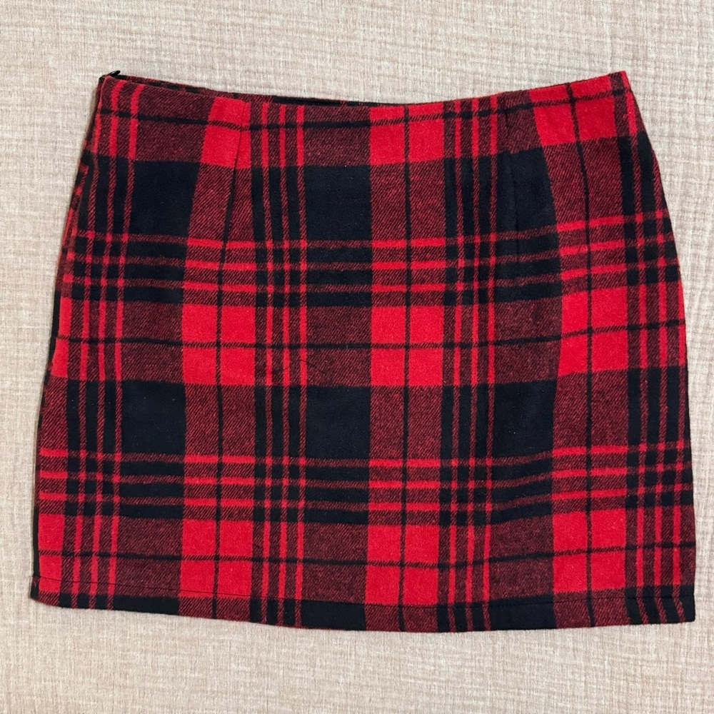 BRAND NEW! Buffalo plaid mini skirt, soft, side hidden zipper, size medium